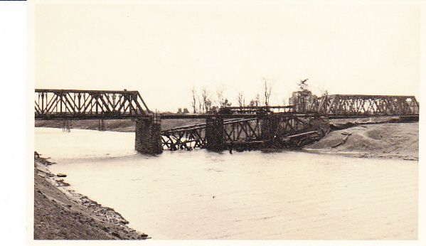 VINTAGE WW2 PHOTO GERMAN RAILWAY ENGINEER BRIDGE REPAIR  