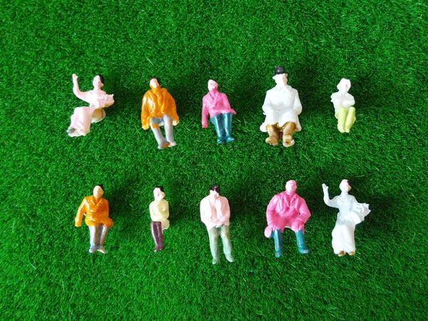 36 Painted Seated Figures 187 Model People Train HO  