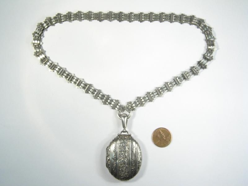 typically Victorian necklace, dramatic and immensely wearable