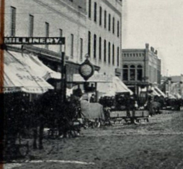 BROADWAY LOOKING EAST LITTLE FALLS MN POSTCARD c 1910 S10611  