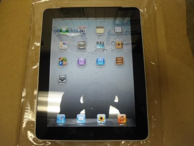 Apple iPad 32GB, Wi Fi + 3G (AT&T) 9.7in   Black MC496LL/A No scratch 