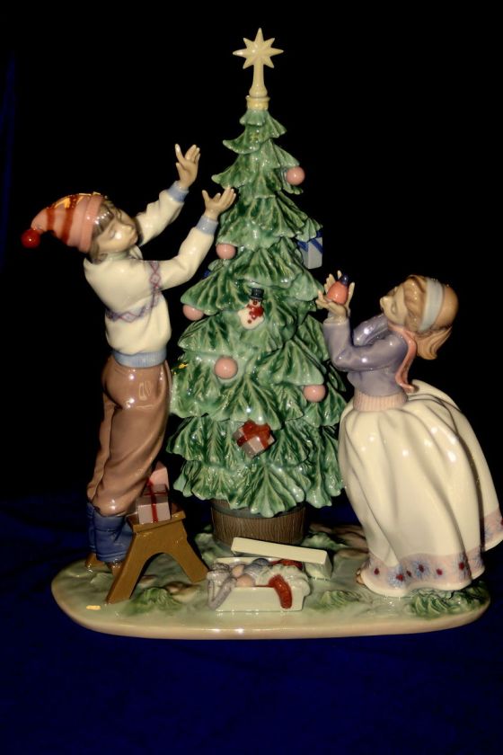 LLADRO #5897 TRIMMING THE TREE BRAND NIB CHILDREN HOLIDAY $225 OFF 