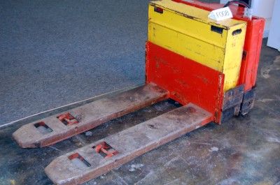 RAYMOND ELECTRIC PALLET JACK  